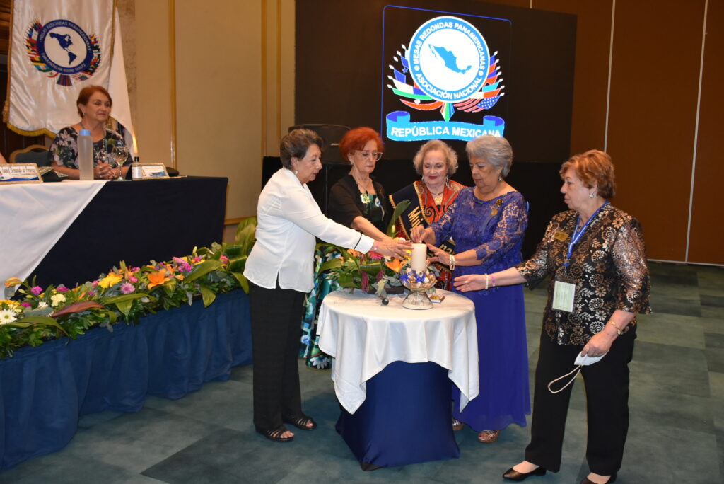 Inauguran en cancún la xxxix convención bienal de la asociación nacional de mesas redondas panamericanas de la república mexicana la revista del sureste mx 4 Durante El Encendido Del Cirio.