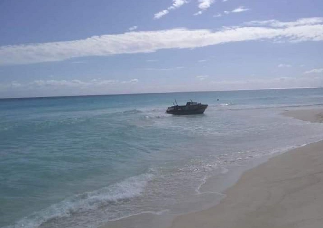 Embarcación de cubanos ilegales es el nuevo atractivo turístico en Cancún